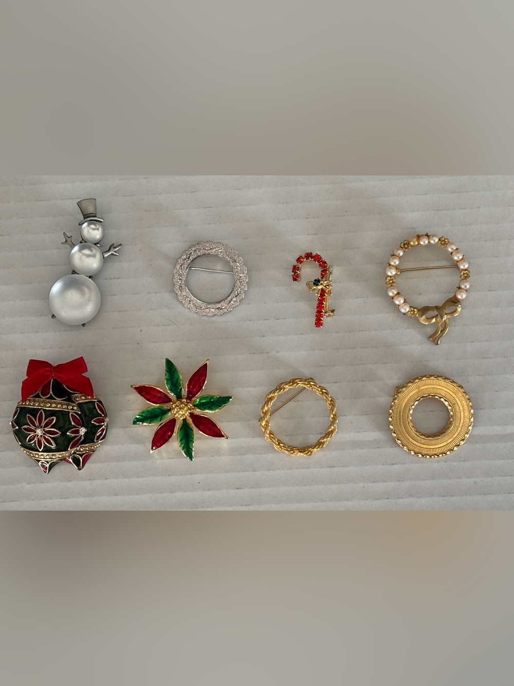 Christmas & Holiday Brooches Lot Of 8 Pre-owned Gold Tones & Silver Tones